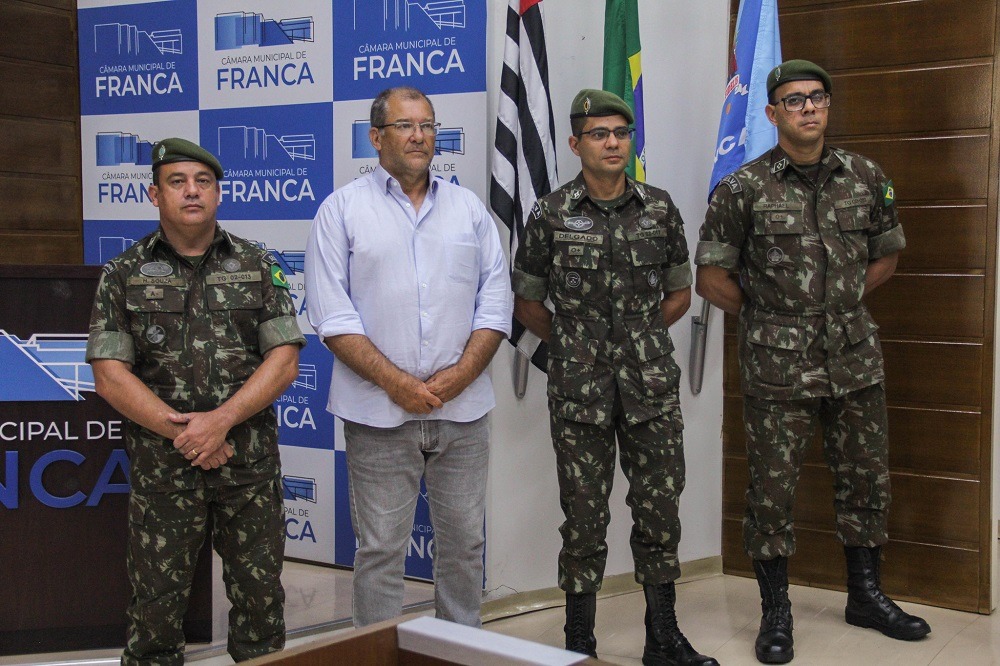 Comandante do Tiro de Guerra e vereador se reúnem na Câmara; segurança em pauta