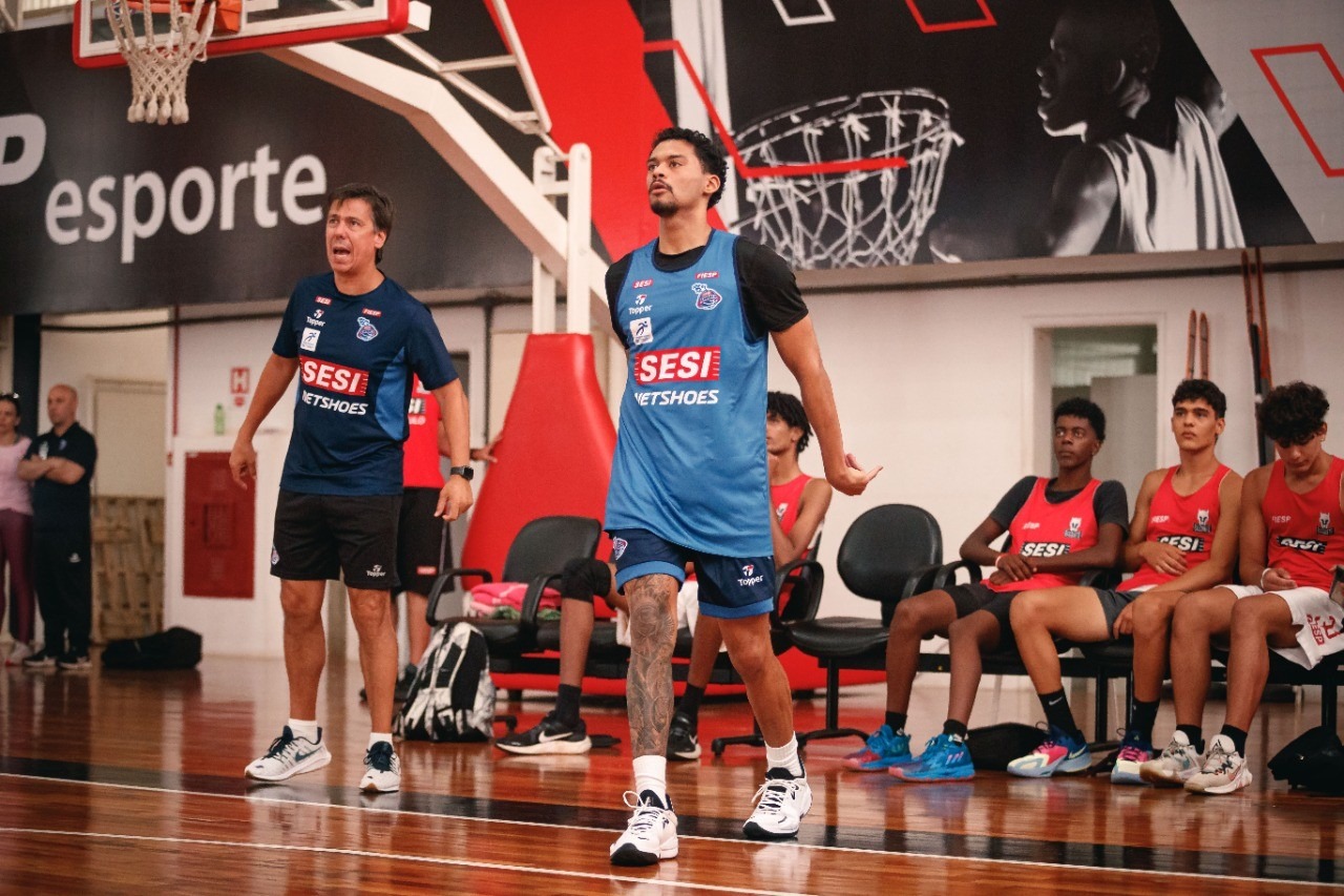 Mike Smith treina com o time do Sesi Franca e deve estrear contra Rio Claro, no NBB