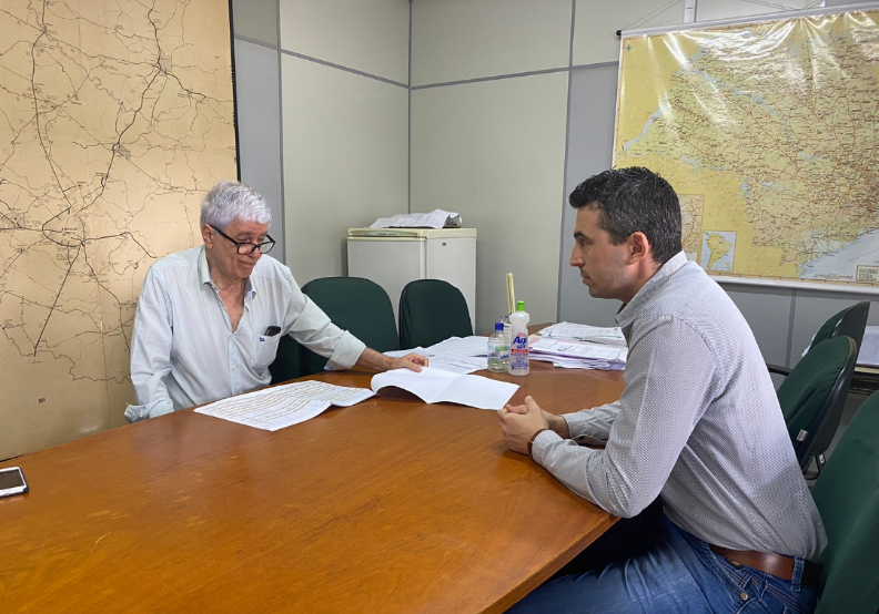 Estado oficializa contratação da Val Rocha para asfaltar a Rionegro e Solimões