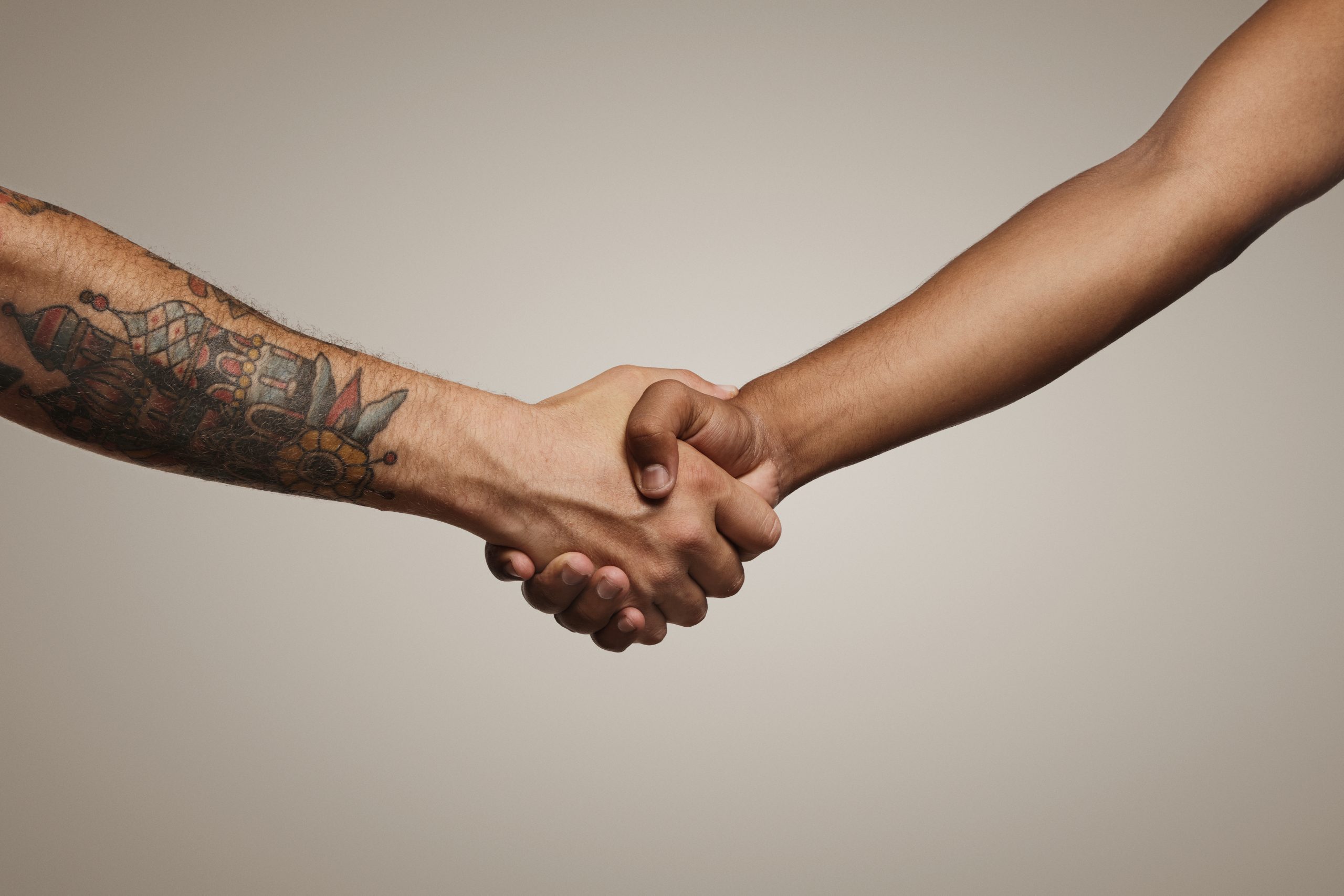 Seu aperto de mão está fraco? Isso pode ser sinal precoce de depressão; entenda!