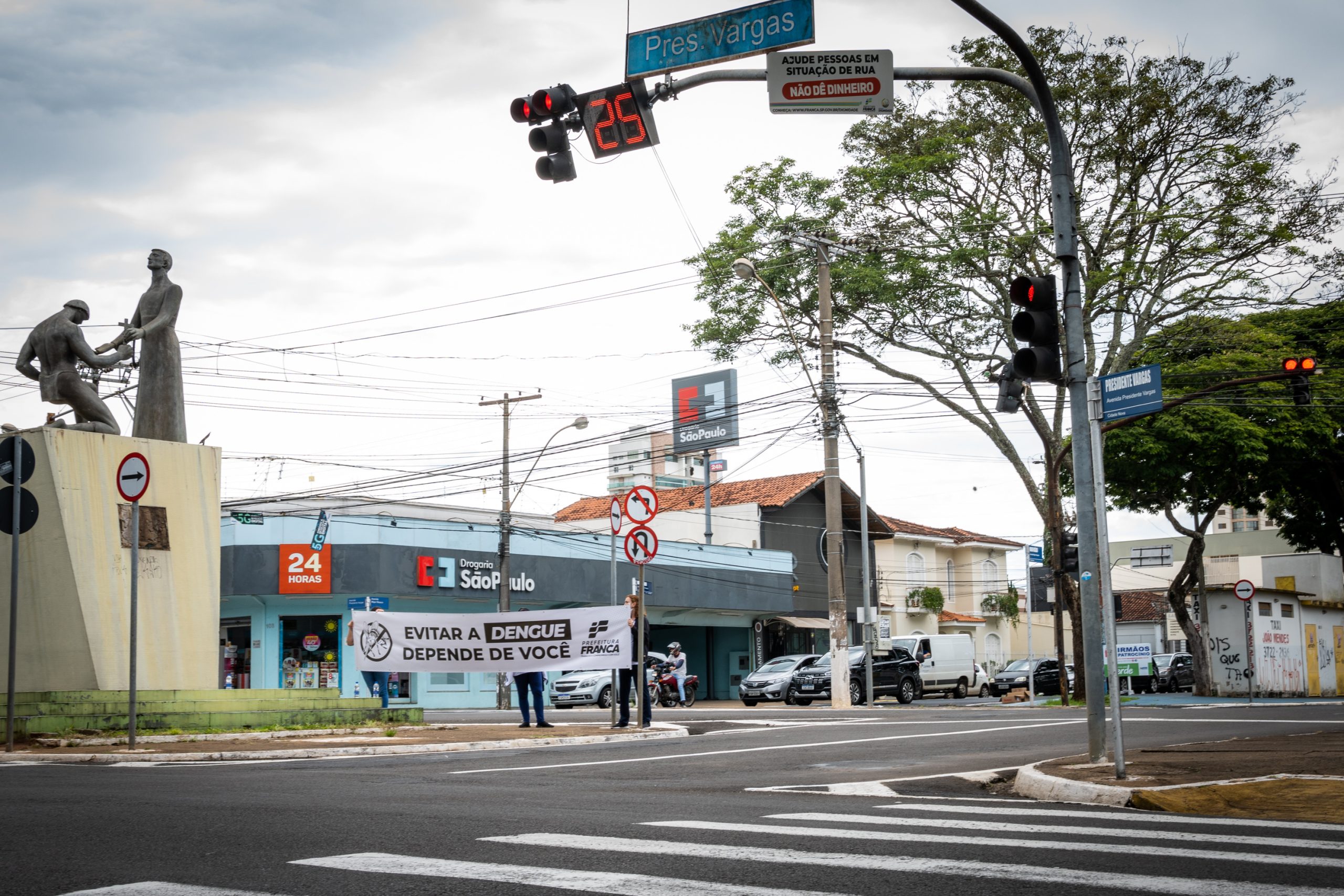 Franca segue com campanha de conscientização e combate à dengue em ruas e avenidas