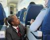 Comissário de bordo fica sentado no chão durante voo para confortar mulher com medo - Jornal da Franca