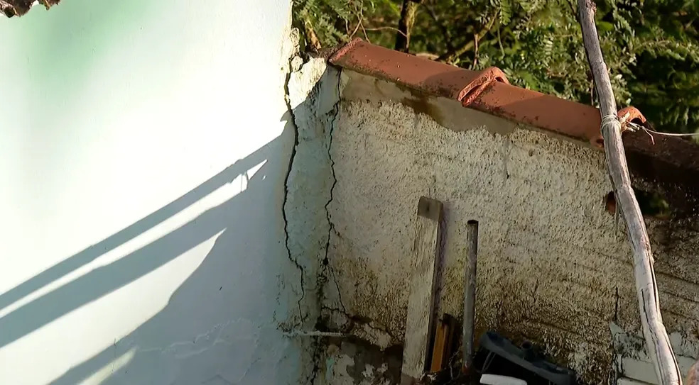 Defesa Civil de Franca interdita 10 casas atingidas por deslizamento de terra