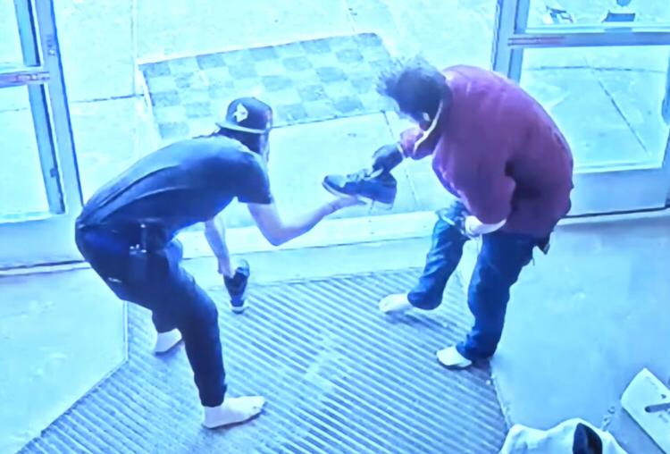 Balconista tira seus próprios tênis e os doa para homem que não tinha nada nos pés