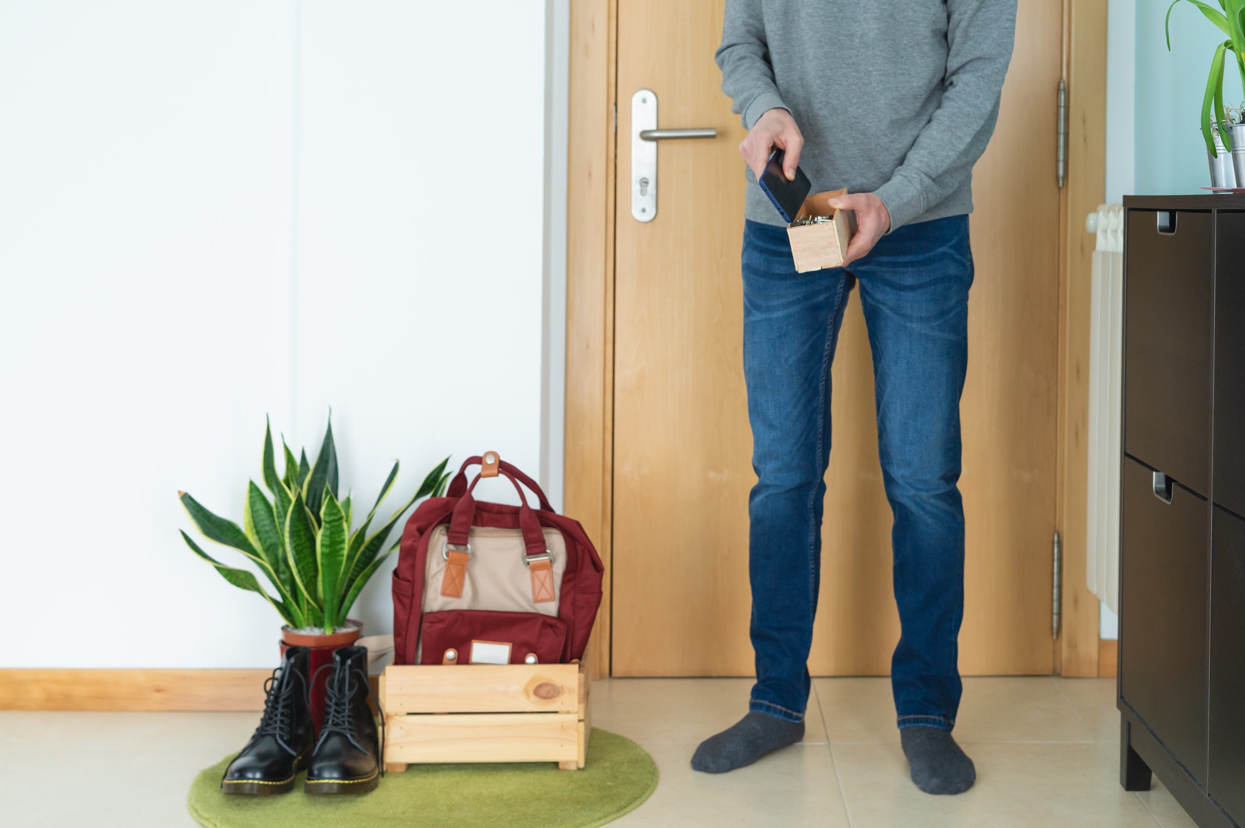 Você tira os sapatos ao chegar em casa? Entenda por que essa prática devia ser comum