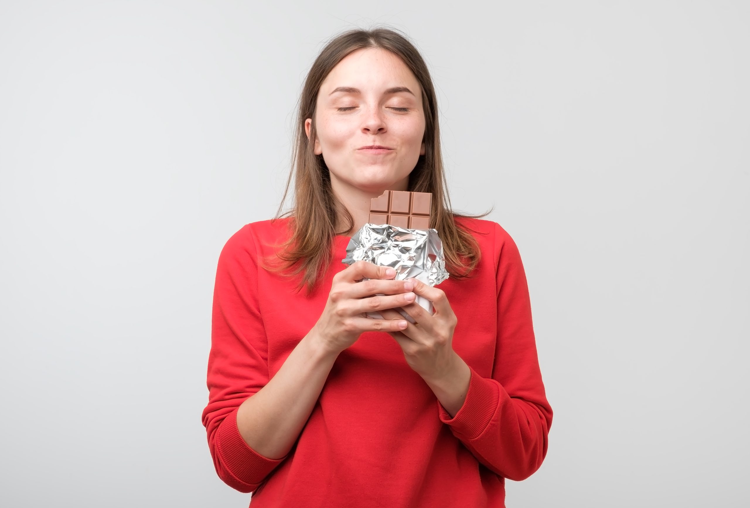 Comer chocolate é tão bom! Saiba como a ciência explica essa sensação