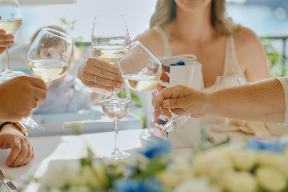Para economizar, noivos pedem aos convidados que levem a comida para a festa