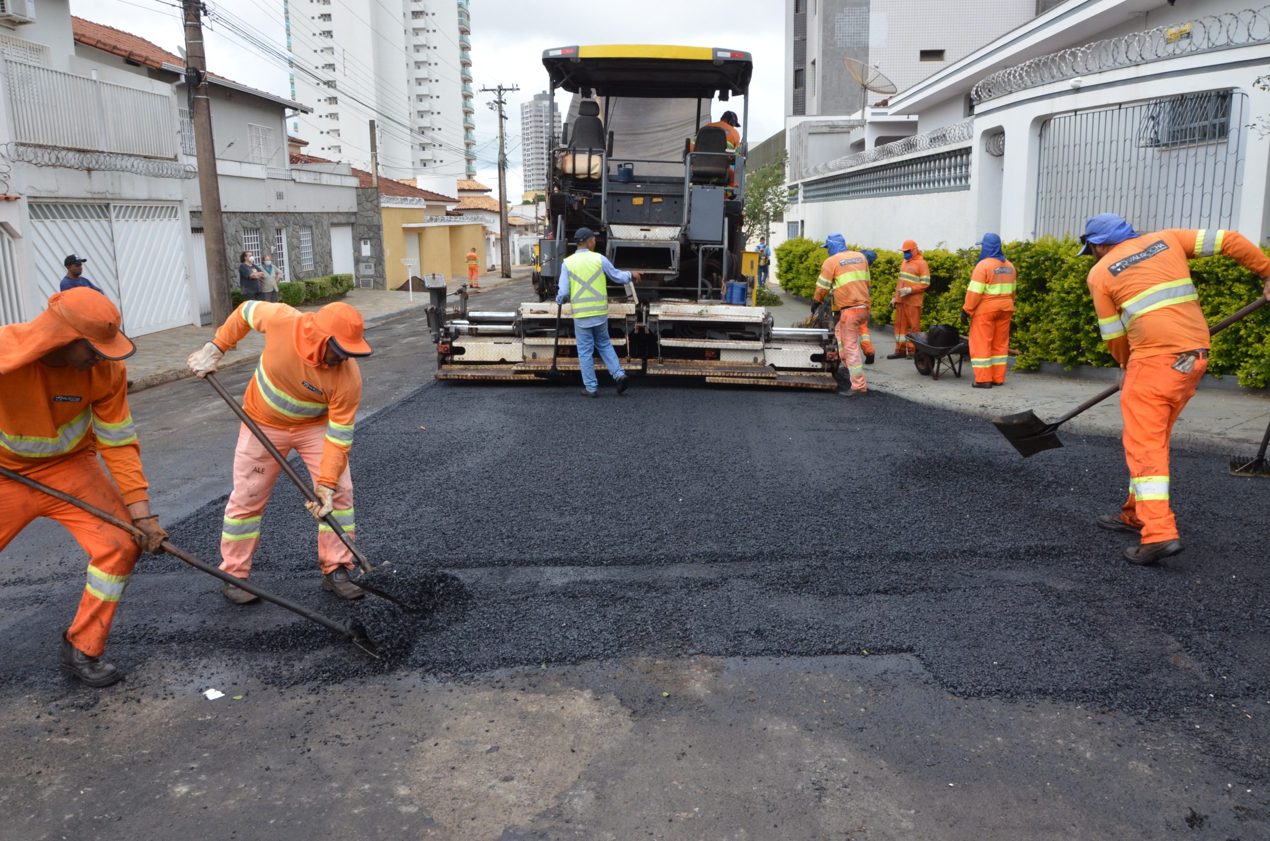 Ruas da Cidade Nova e Residencial Baldassari, em Franca, continuam sendo recapeadas