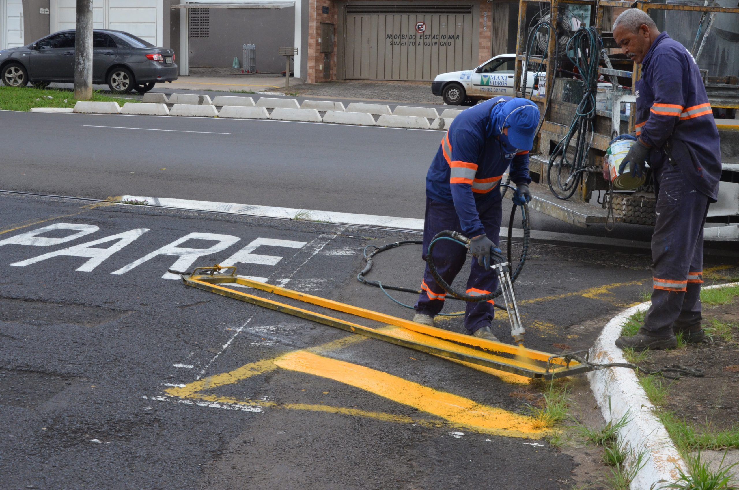 Em Franca, bairro Parque Castelo recebe nova lombofaixa e reforço na sinalização