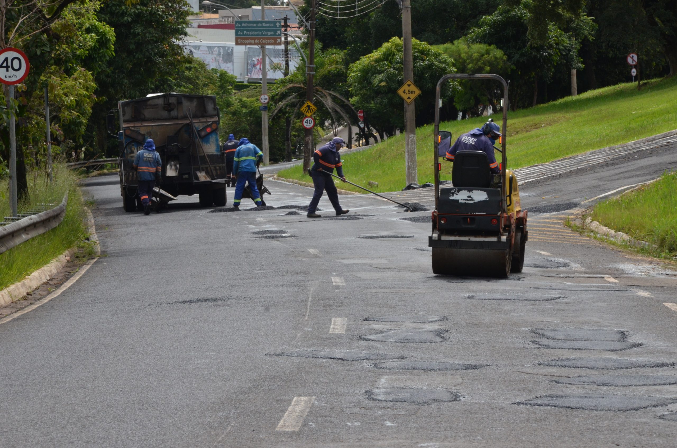 Com jornada ampliada, equipes da Emdef intensificam serviços de remendo asfáltico