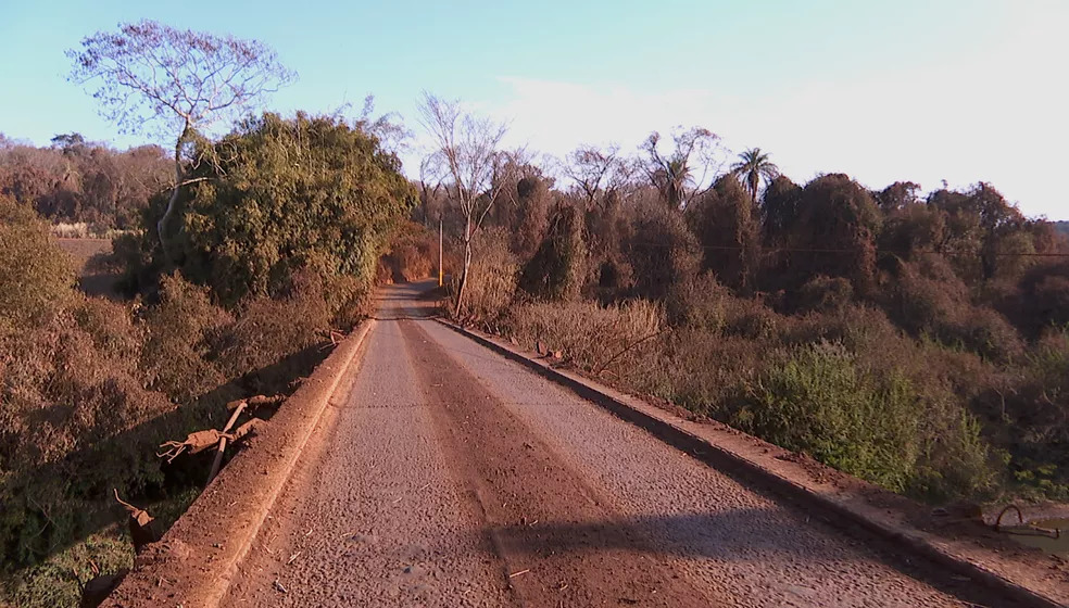 Ponte sobre o rio Sapucaí na estrada velha entre Franca e Batatais fica interditada