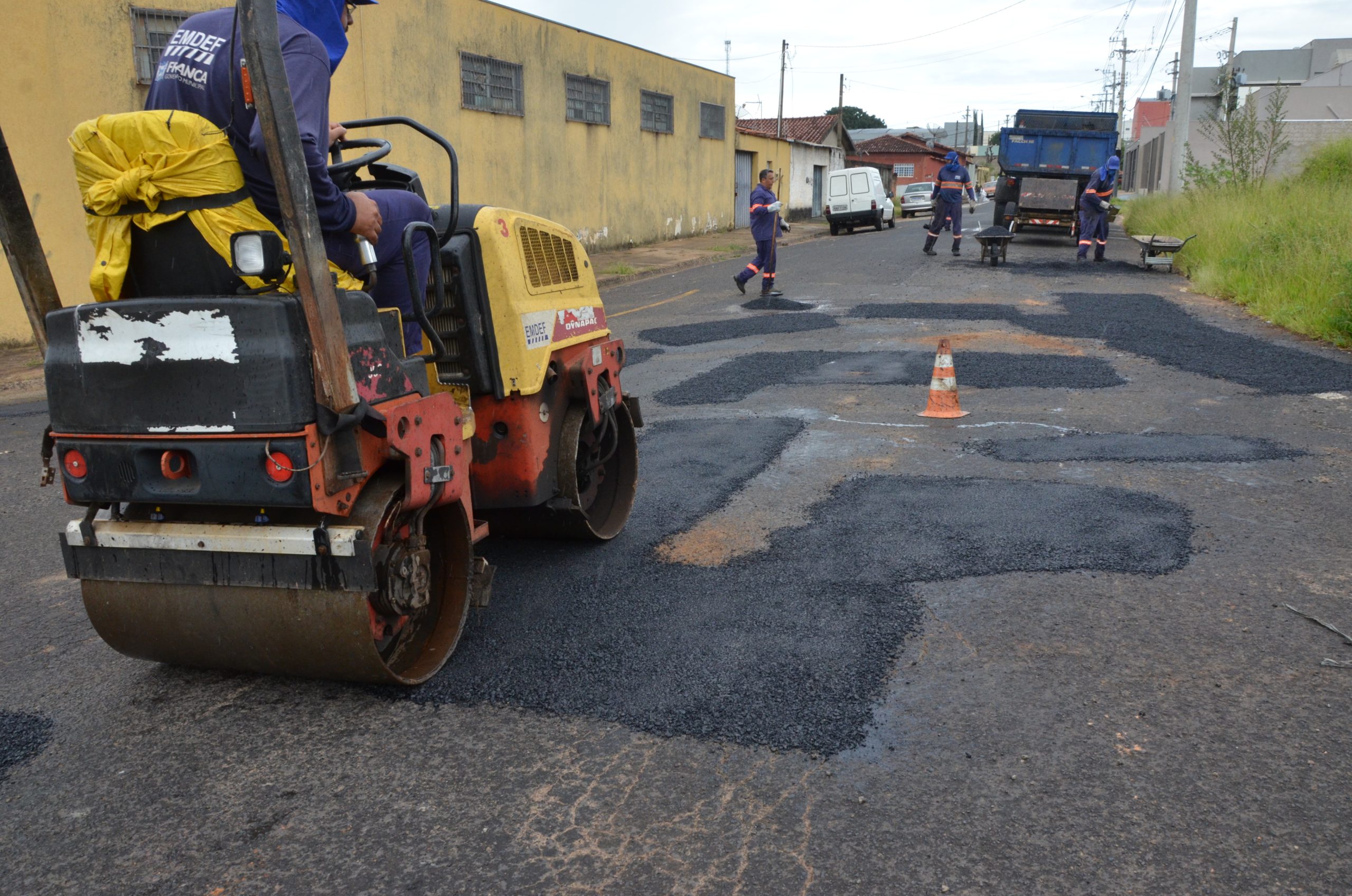 Em Franca, Emdef intensifica serviços de tapa-buracos com equipes de reforço