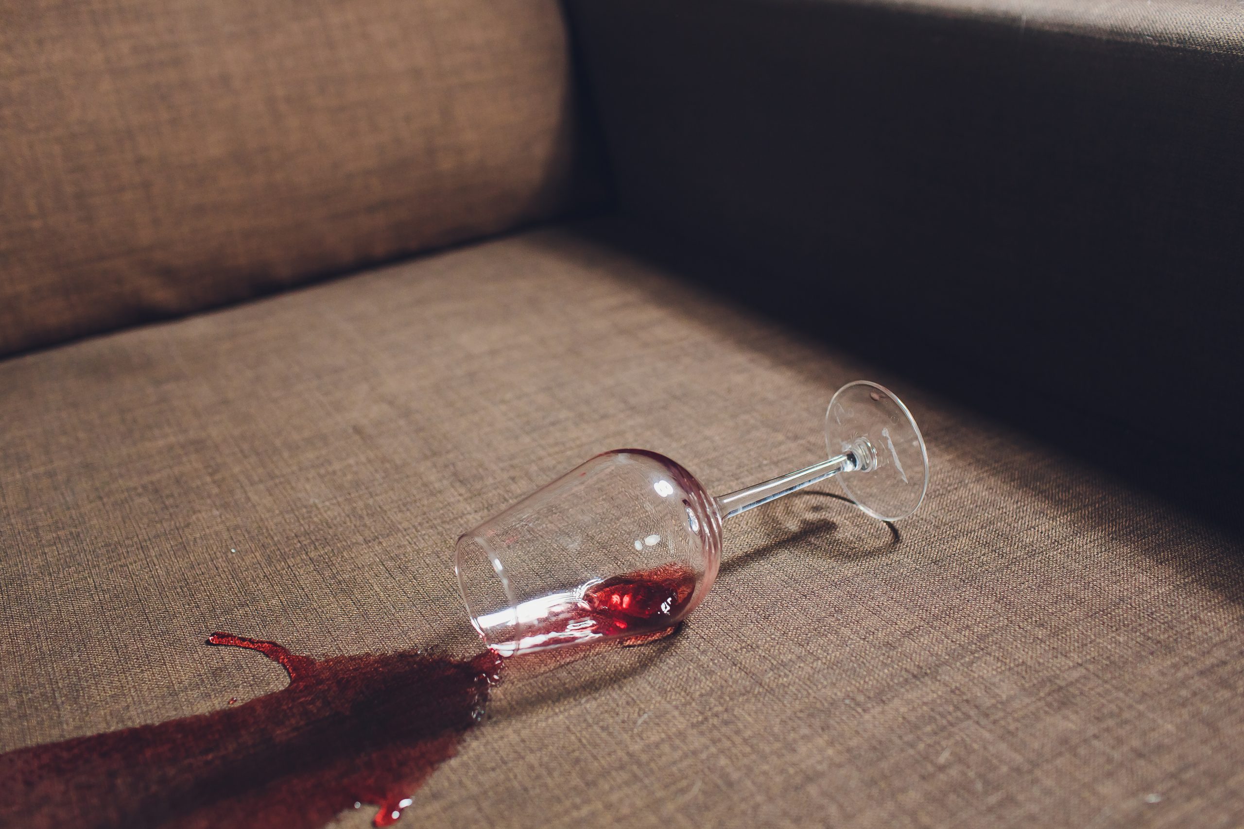 Mancha de vinho no sofá: livre-se do problema de um jeito fácil!