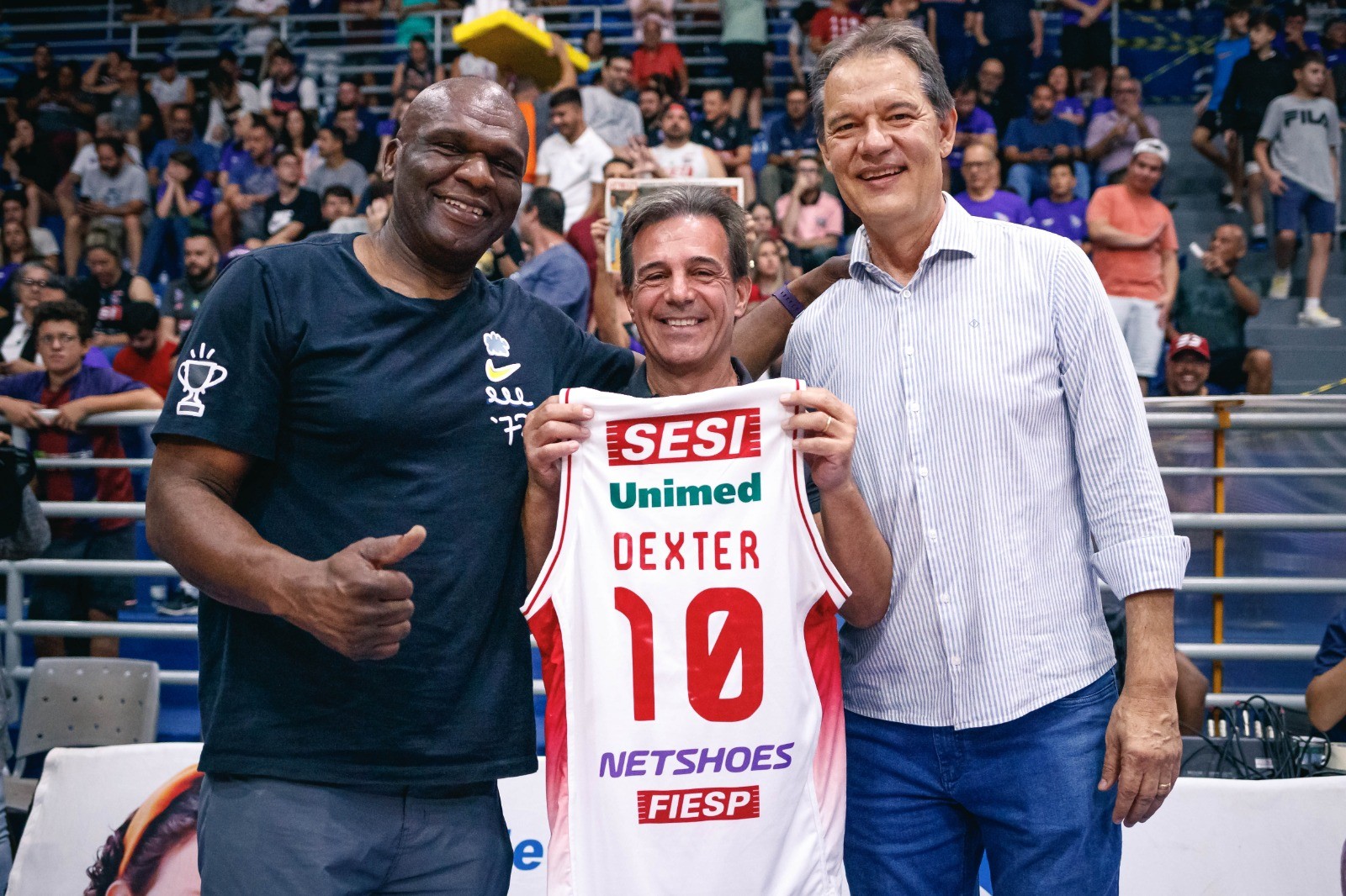 Ex-armador de Franca, Dexter recebe homenagem do clube no ginásio que o consagrou