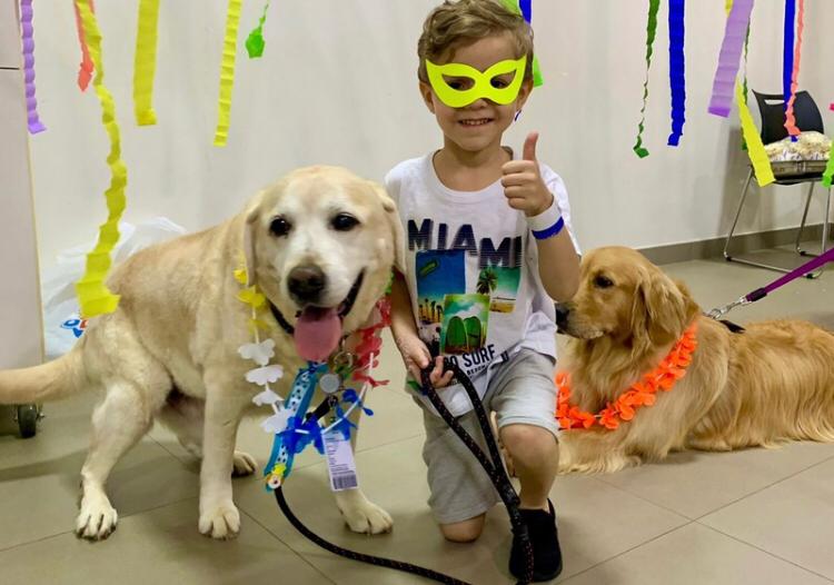 Ideia chegou por aqui: cachorros fazem visita às crianças internadas em hospital