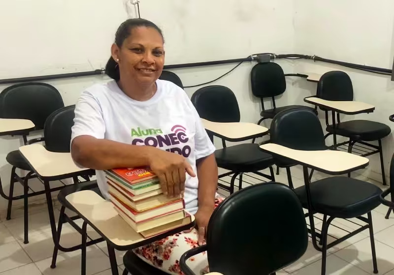 Faxineira, com 51 anos de idade, passa em universidade pública e realiza sonho