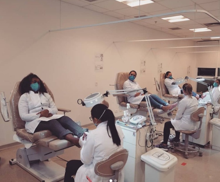 Pés rachados são um tormento para muita gente. Saiba o que fazer para resolver isso