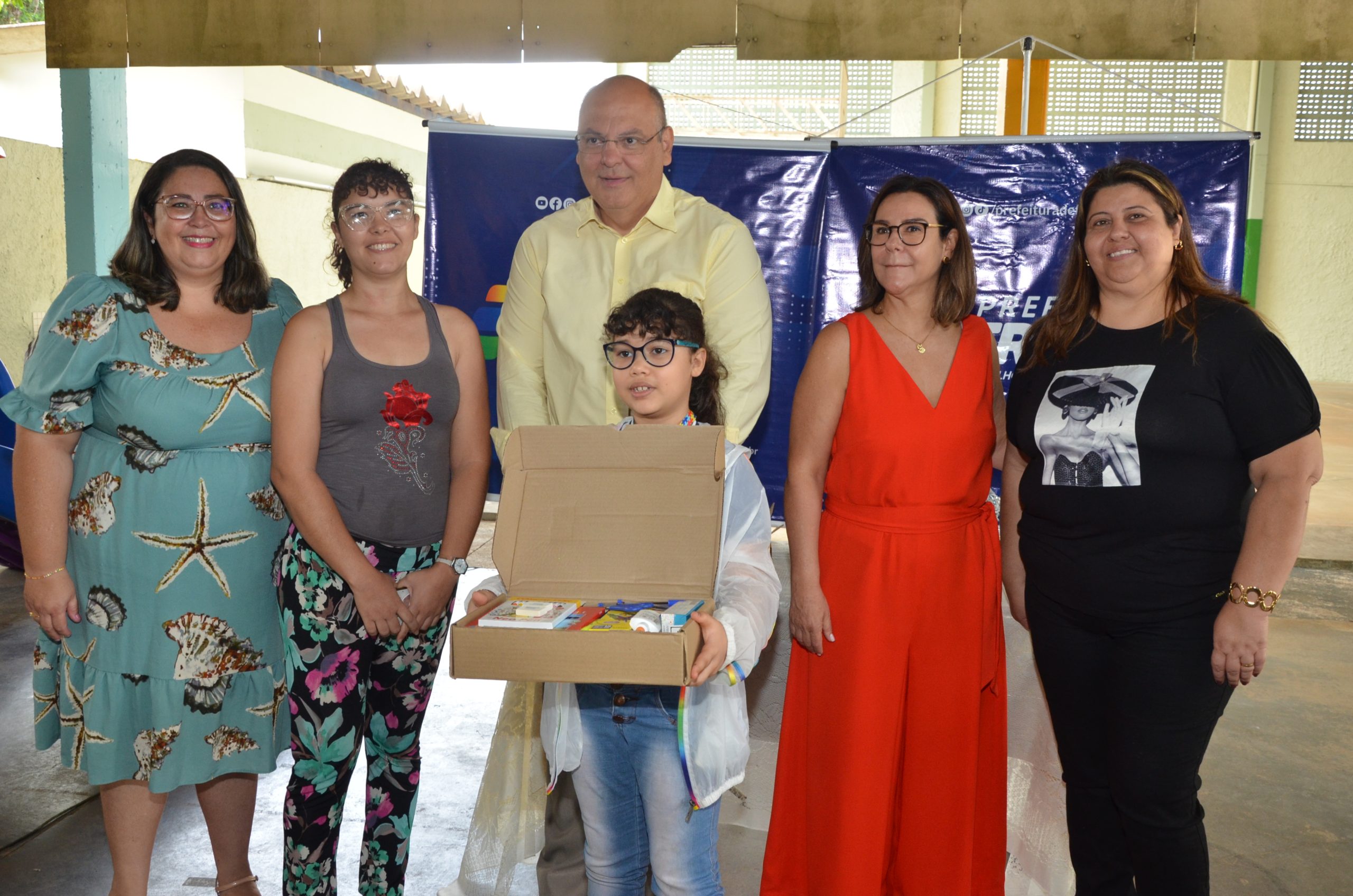 Alexandre Ferreira abre ano letivo e entrega kits escolares na rede municipal