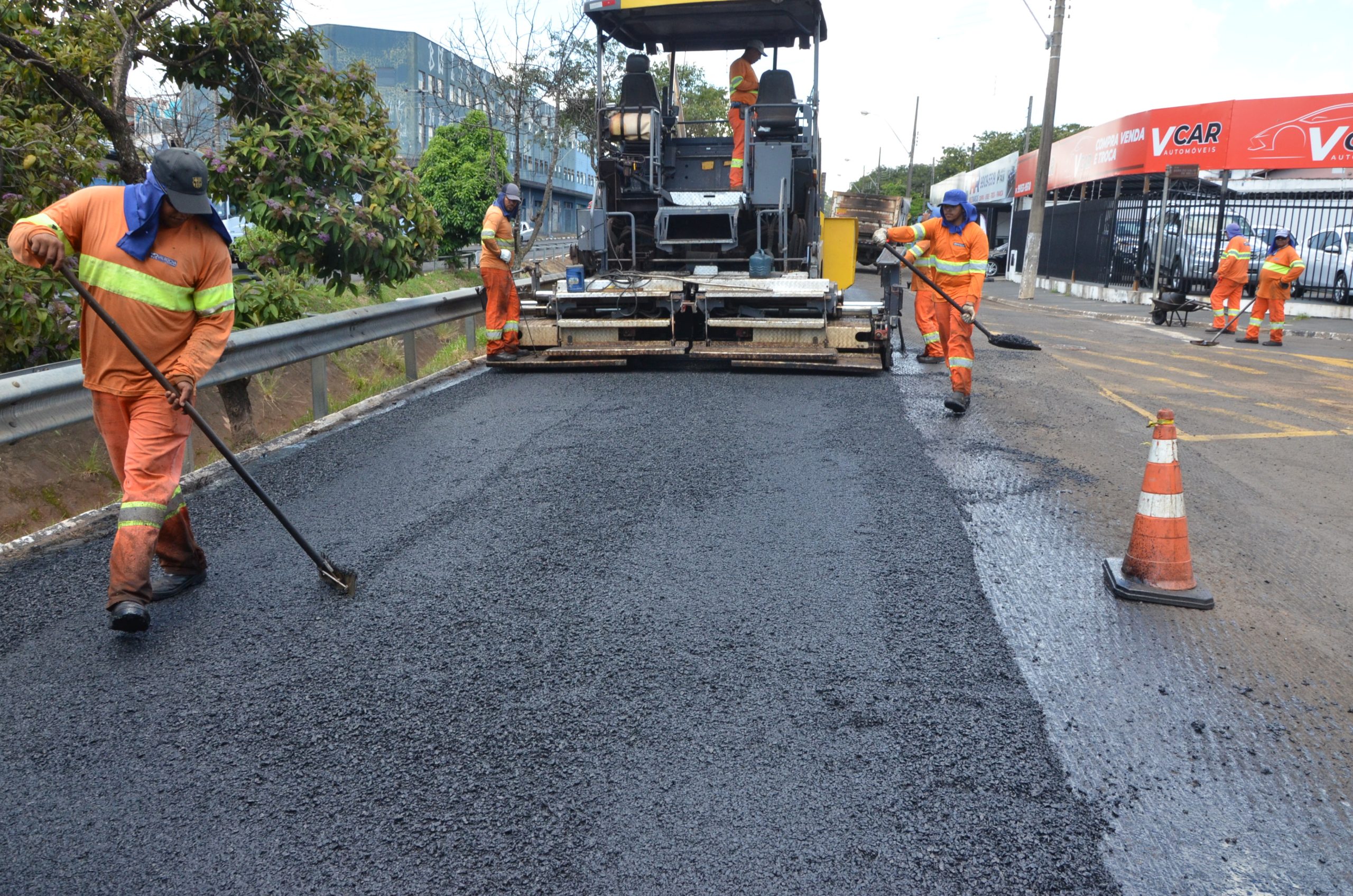 Serviços de recapeamento avançam na avenida Dr. Hélio Palermo, em Franca