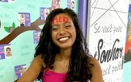 Filha de porteiro e faxineira passa em medicina na USP após estudar 17h por dia