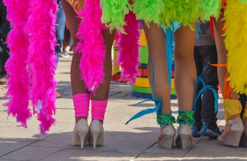 Carnaval: Sambar de salto alto pode causar lesões nos pés e joelhos; entenda - Jornal da Franca