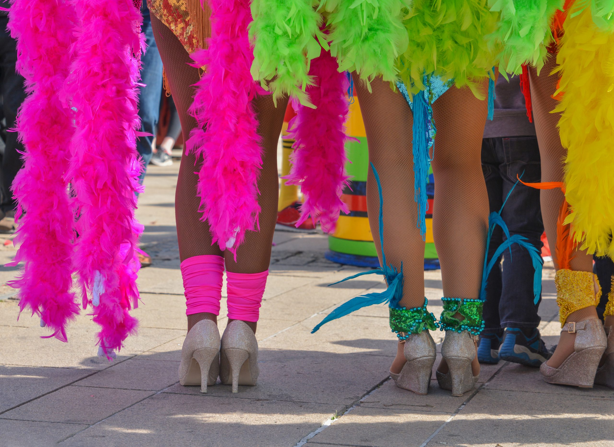 Carnaval: Sambar de salto alto pode causar lesões nos pés e joelhos; entenda