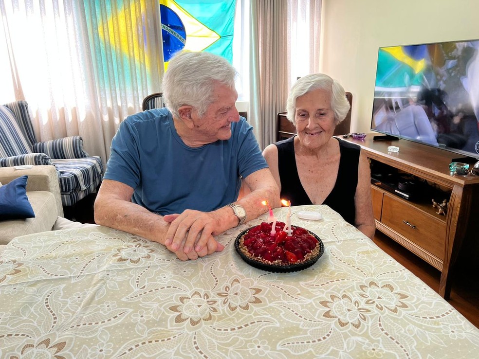 Casal que se conheceu no carnaval e está junto há 74 anos diz o que faz amor durar