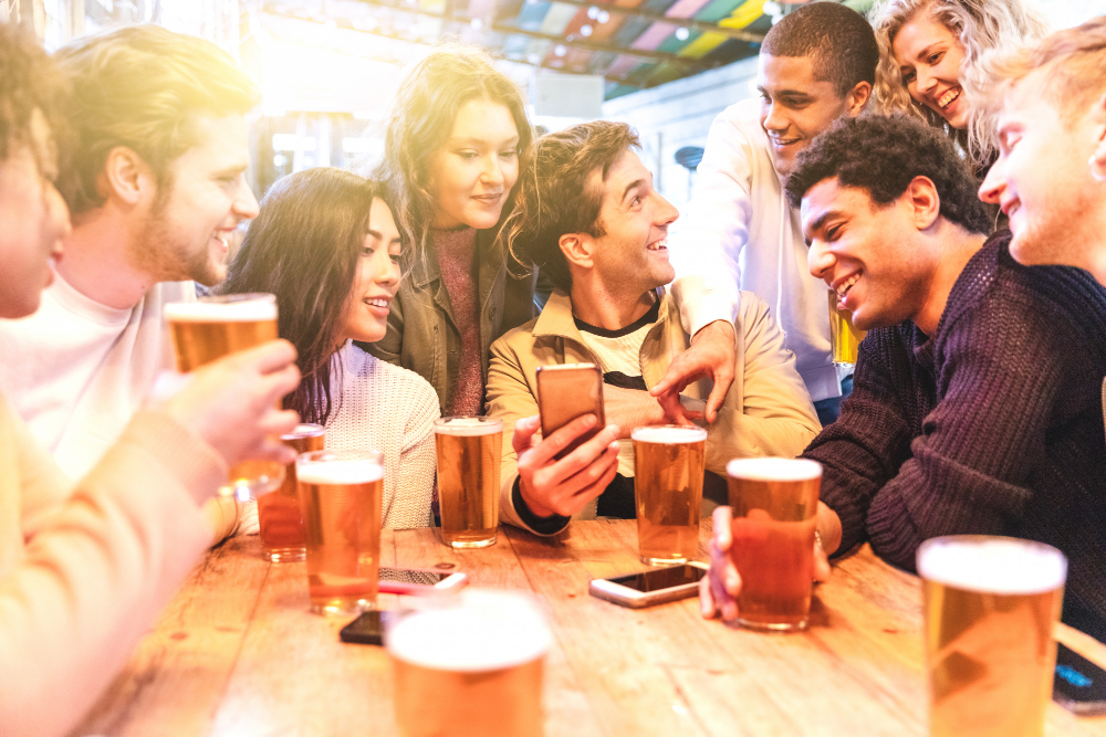 Brasileiros consumiram mais de 15 bilhões de litros de cerveja durante 2022
