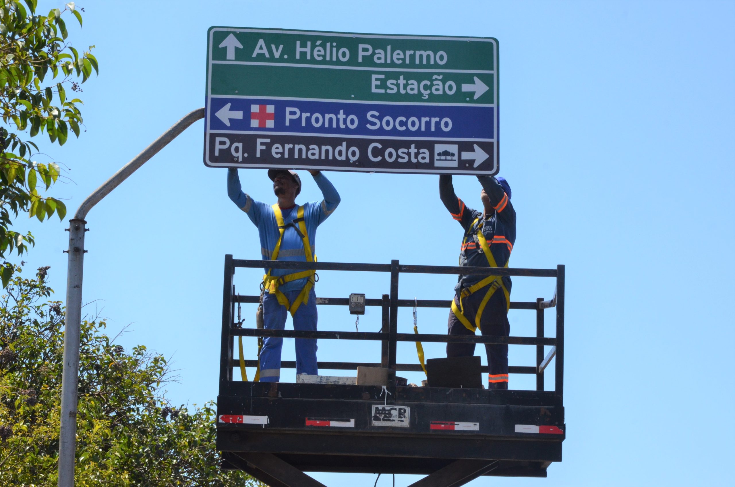 EMDEF instala e substitui 3.745 placas de trânsito em ruas e avenidas de Franca