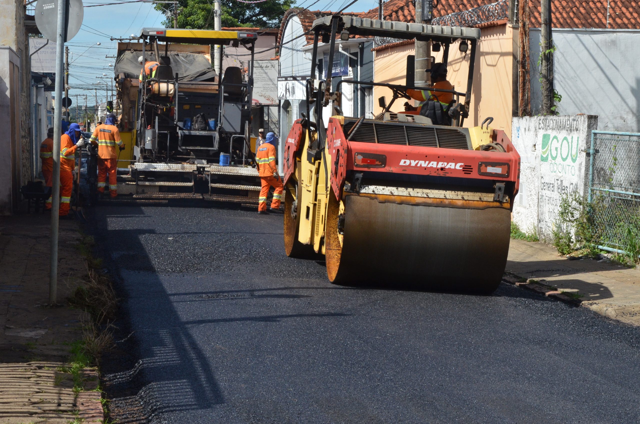 Rua Couto Magalhães, no centro de Franca, recebe serviços de recapeamento