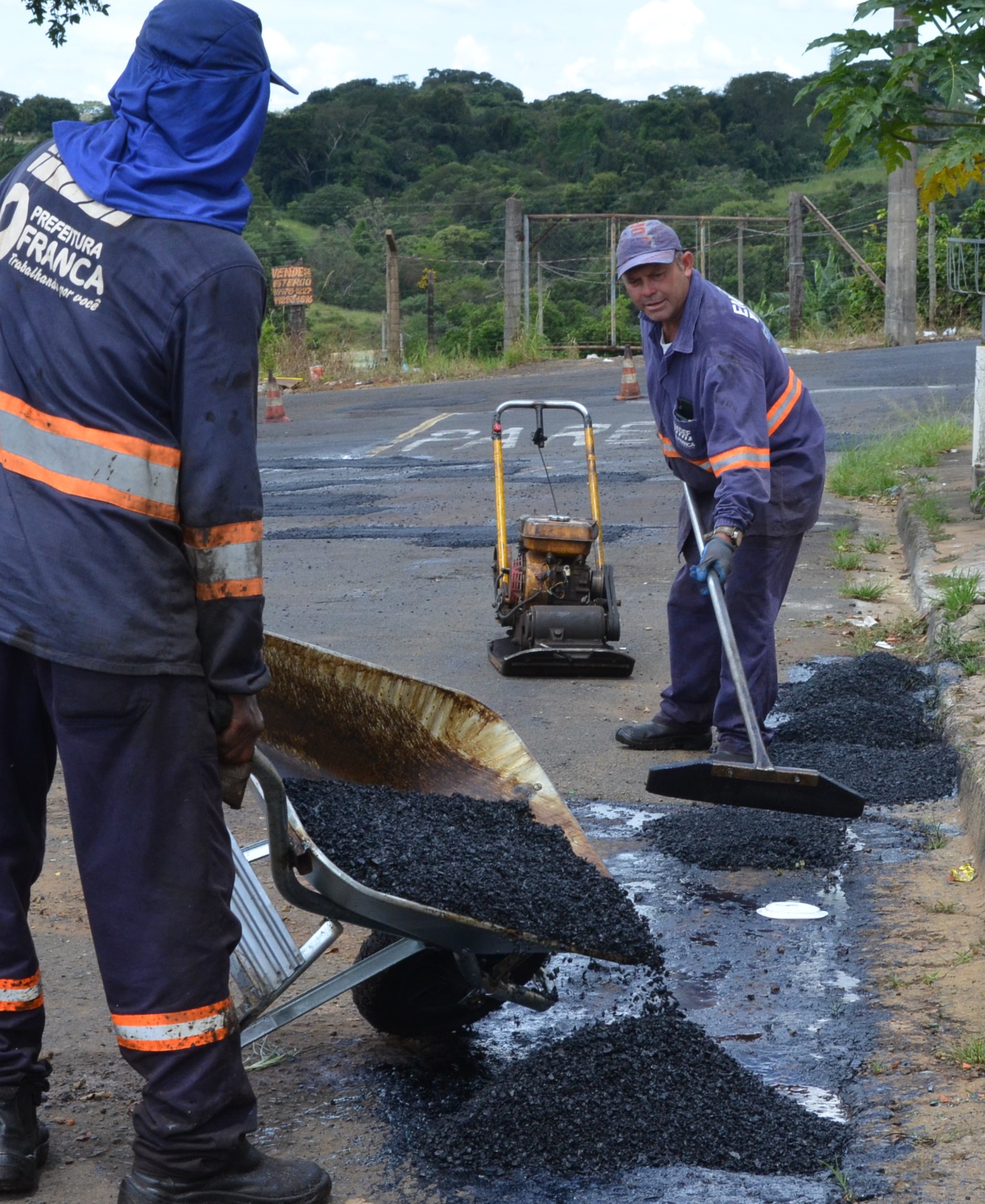 Emdef intensifica serviços de remendo asfáltico em ruas e avenidas de Franca