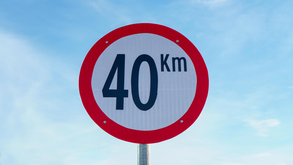 Qual velocidade o motorista deve transitar se na rua ou estrada não tem sinalização?