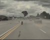 Vídeo flagra momento em que carro “decola” após ser atingido por pneu em estrada - Jornal da Franca
