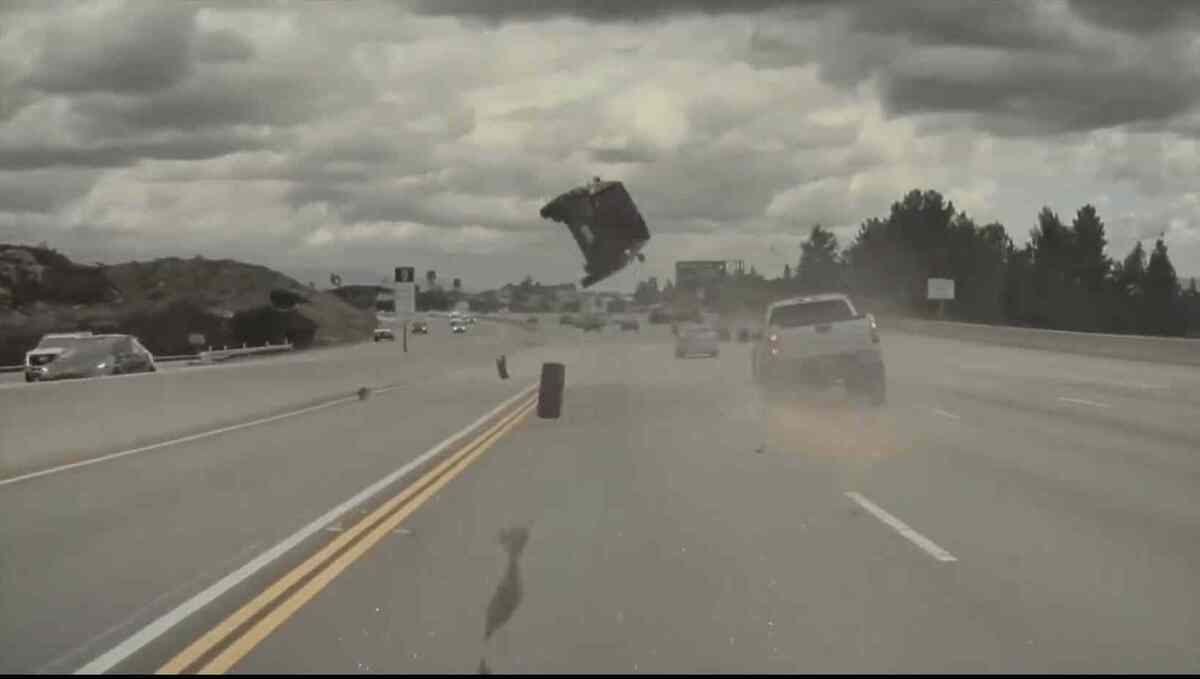 Vídeo flagra momento em que carro “decola” após ser atingido por pneu em estrada