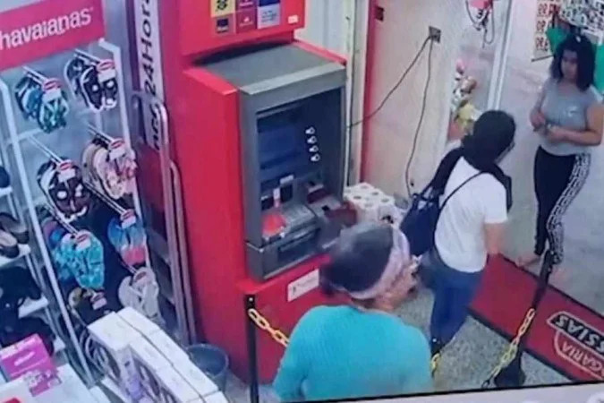 Mulher saca R$ 500 em caixa eletrônico, esquece e vai embora sem pegar dinheiro