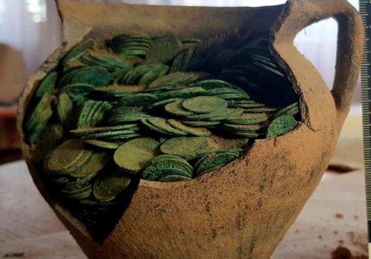 Homem encontra, por acaso, tesouro com centenas de moedas de cobre do século 17