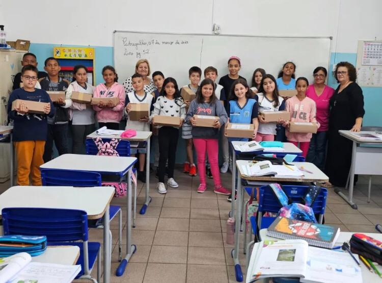 Educação entrega kits de materiais aos alunos de escolas e creches de Pedregulho