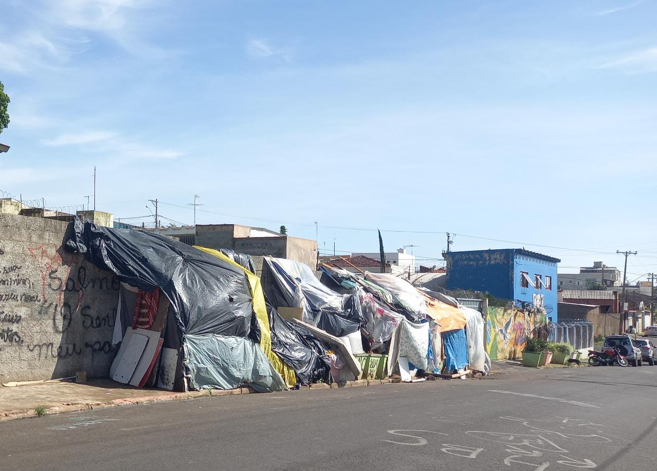Rua do Centro Pop vira “casa” para moradores de rua; população reclama muito