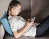 Adolescentes que usam celular por mais de 3h ao dia sofrem mais com dor na coluna - Jornal da Franca