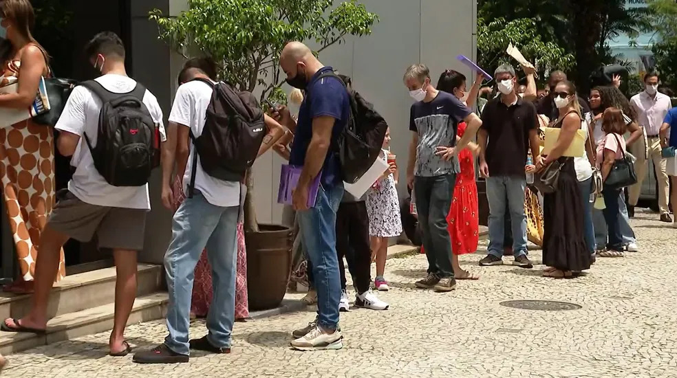 Fila de espera em São Paulo para tirar visto dos Estados Unidos ultrapassa 18 meses