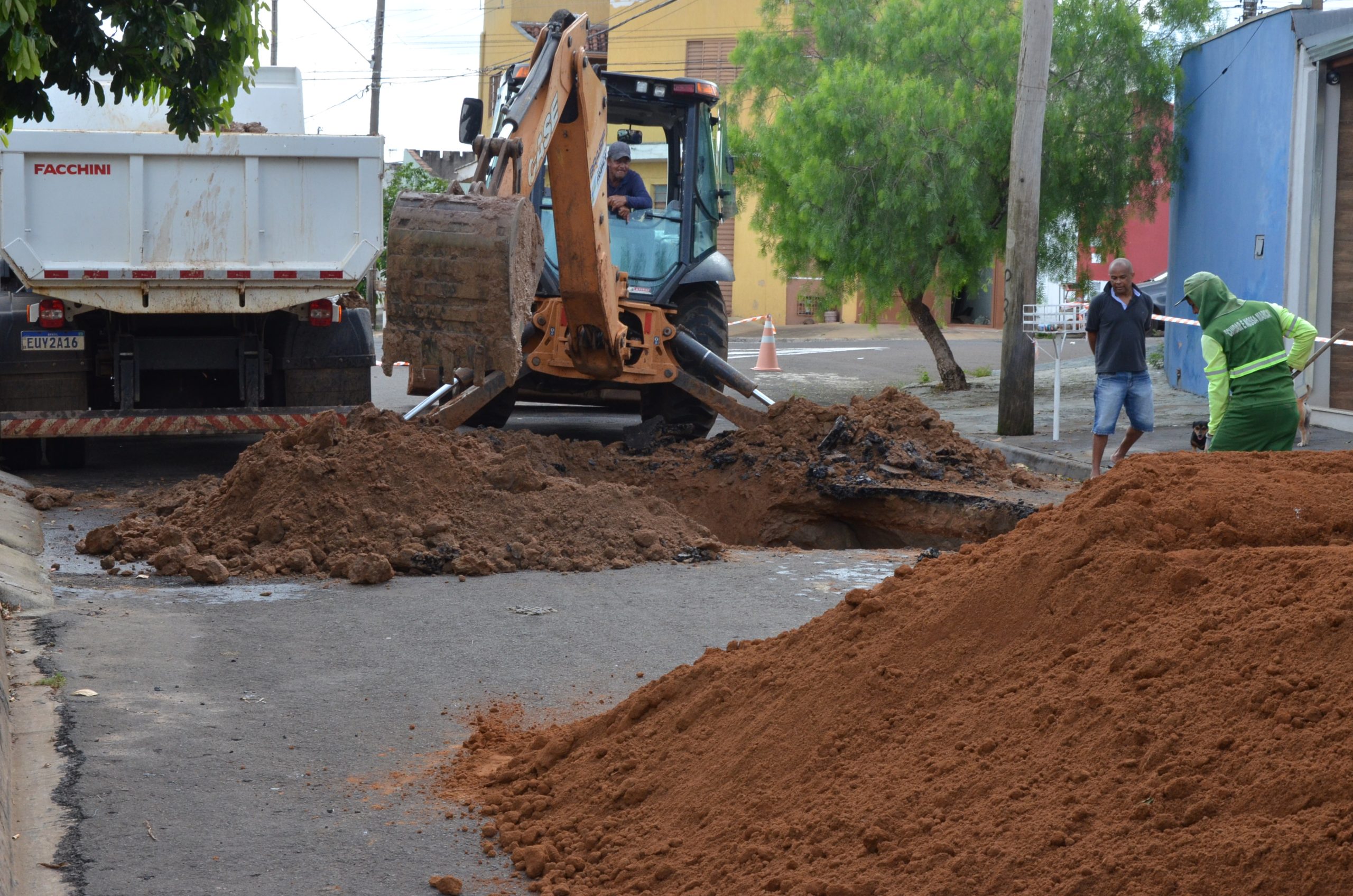 Em Franca, bairro Jardim Tropical passa por troca de galerias após rompimento
