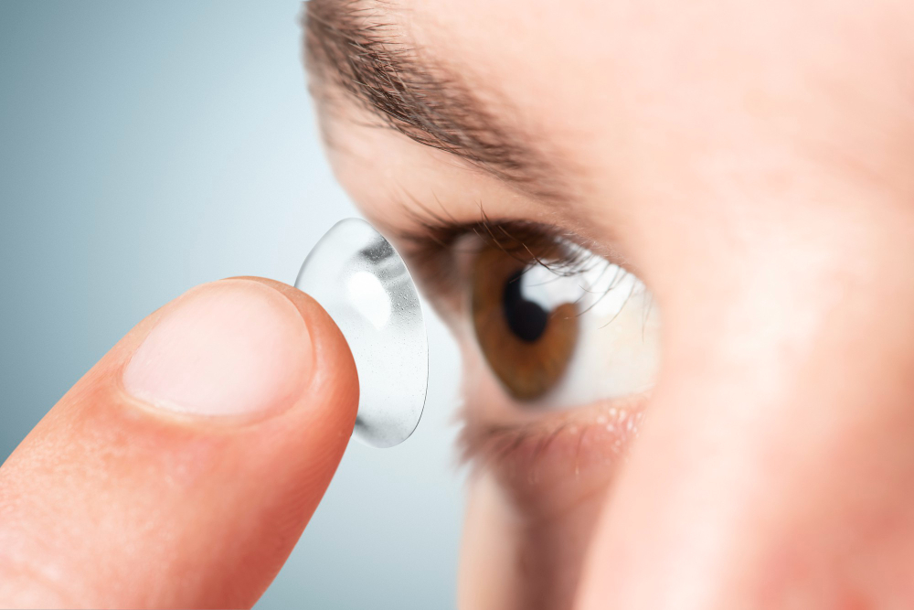 Lentes de contato: oftalmologista alerta sobre os cuidados necessários para o uso