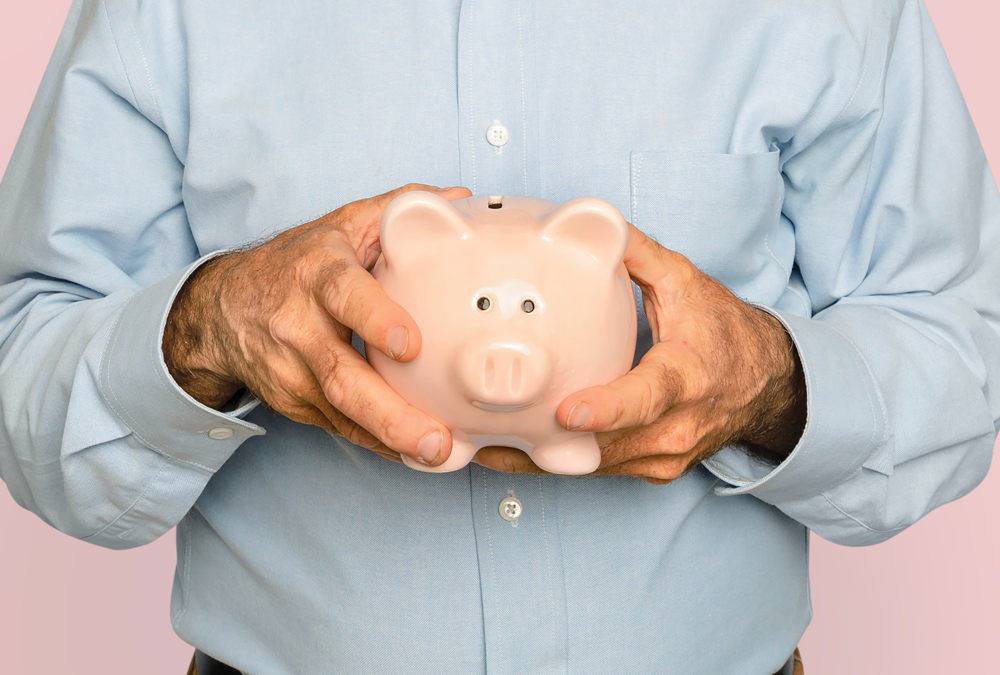 Brasileiros estão tirando dinheiro da Poupança para pagar dívidas, dizem economistas