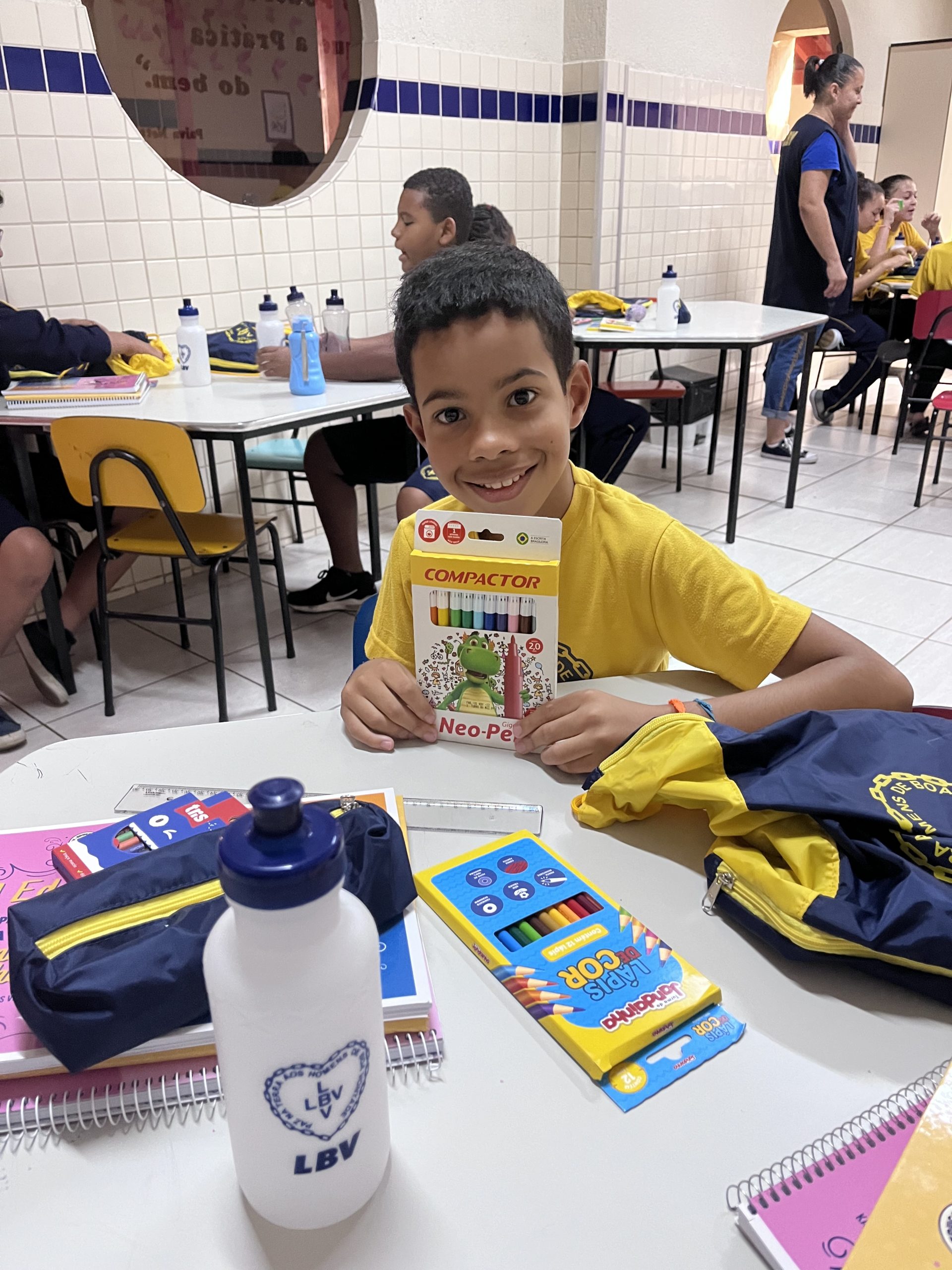 LBV em Franca entrega kits pedagógicos a crianças em vulnerabilidade social