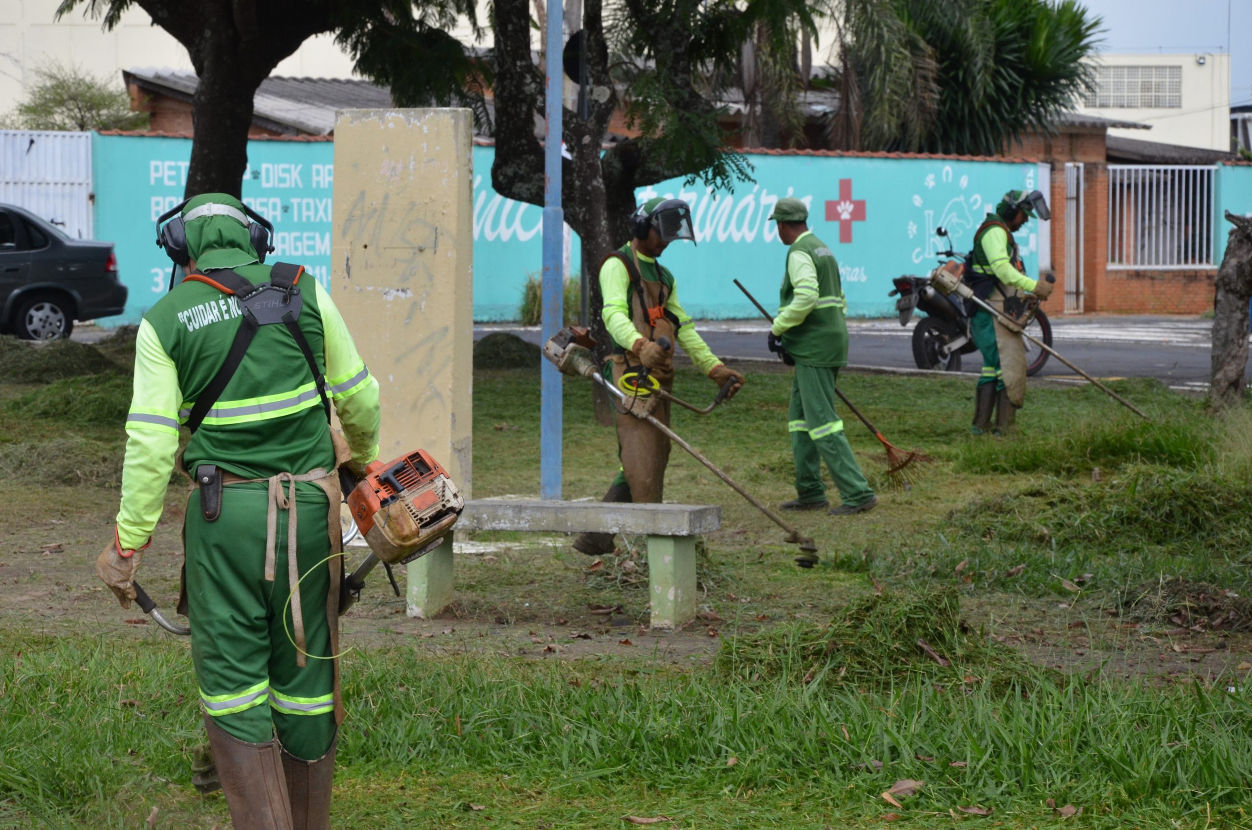 Equipes de limpeza intensificam trabalho em diversos bairros de Franca