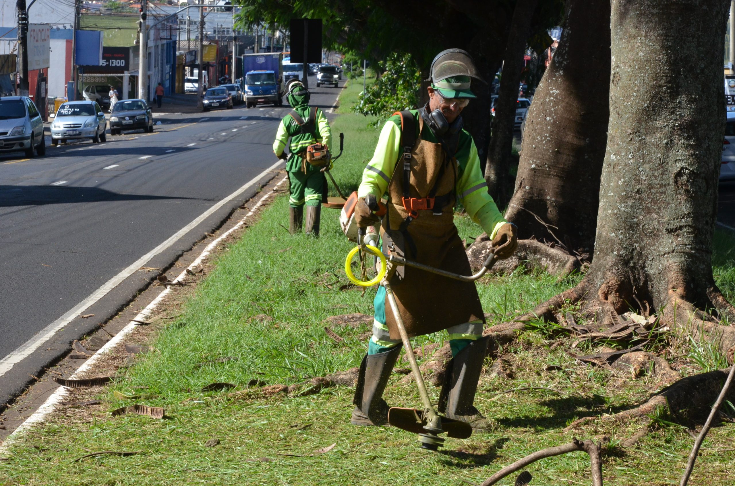 Em Franca, operação de limpeza urbana continua intensa em diversos bairros da cidade
