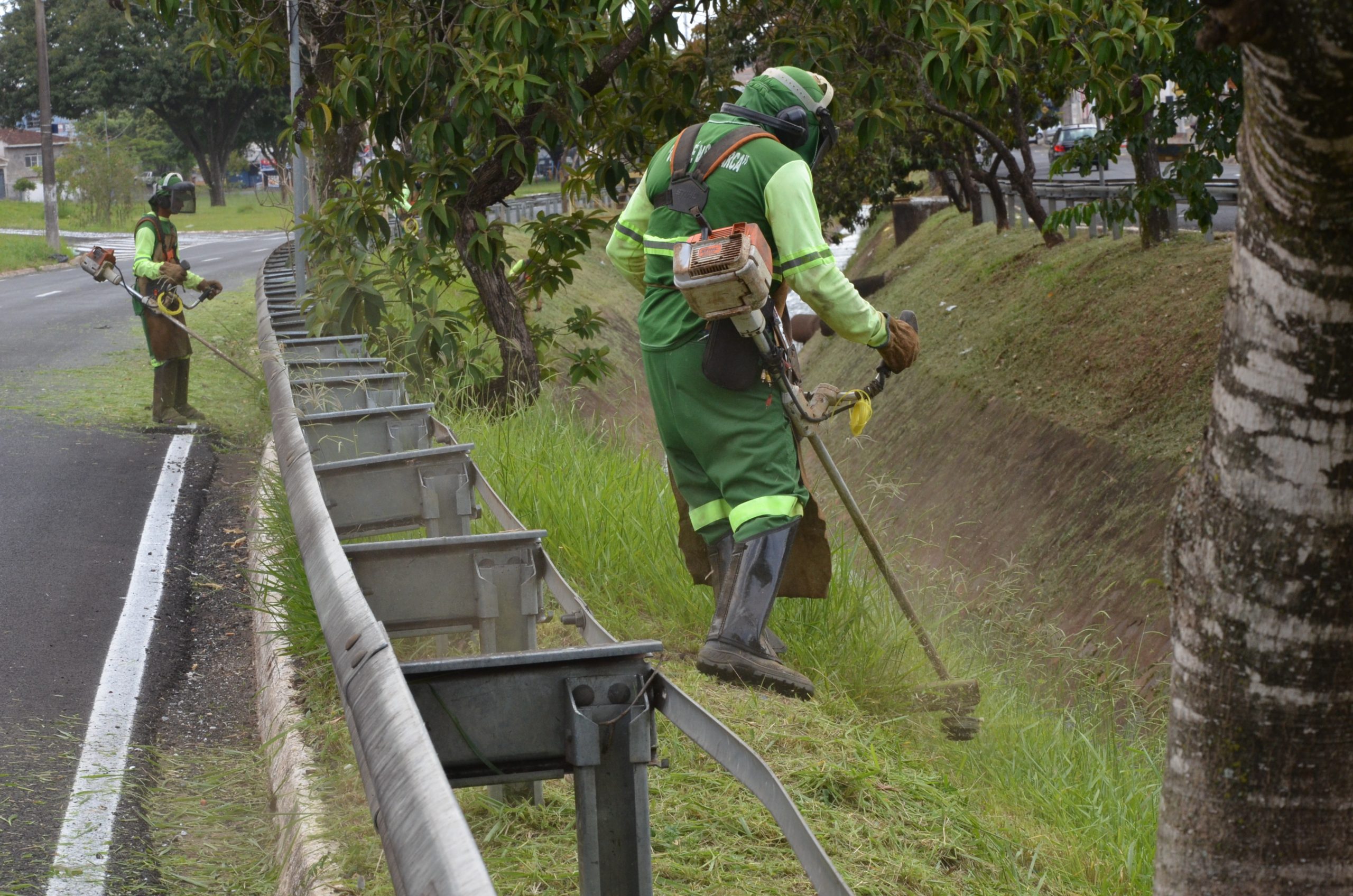 Em Franca, equipes de limpeza urbana seguem em trabalho intensificado