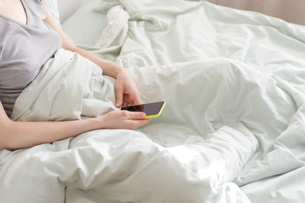 Levar celular para a cama pode ser um problema: primeiro, a “higiene do sono”
