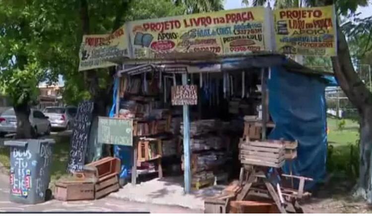 Aposentado de 71 anos cria biblioteca gratuita na rua e incentiva vizinhos a lerem