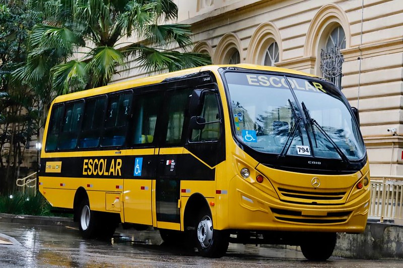 Governo do Estado entrega ônibus escolares para cidades da região de Franca